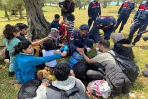 İzmir'de, Yunan adalarına ge&ccedil;me vaadiyle kandırılıp, terk edilen 94 ka&ccedil;ak