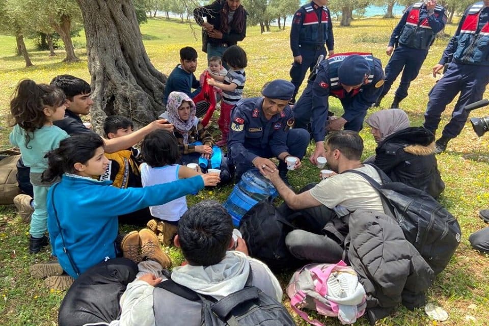 İzmir'de, Yunan adalarına ge&ccedil;me vaadiyle kandırılıp, terk edilen 94 ka&ccedil;ak