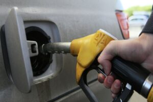 Batı'nın Rusya yaptırımlarının k&ouml;r&uuml;klediği rekor benzin fiyatlarının vurduğu &uuml;lkelerden biri