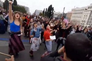 Yunanistan'da meydana gelen olayda bir grup g&ouml;steri d&uuml;zenledi ve Mi&ccedil;otakis'e