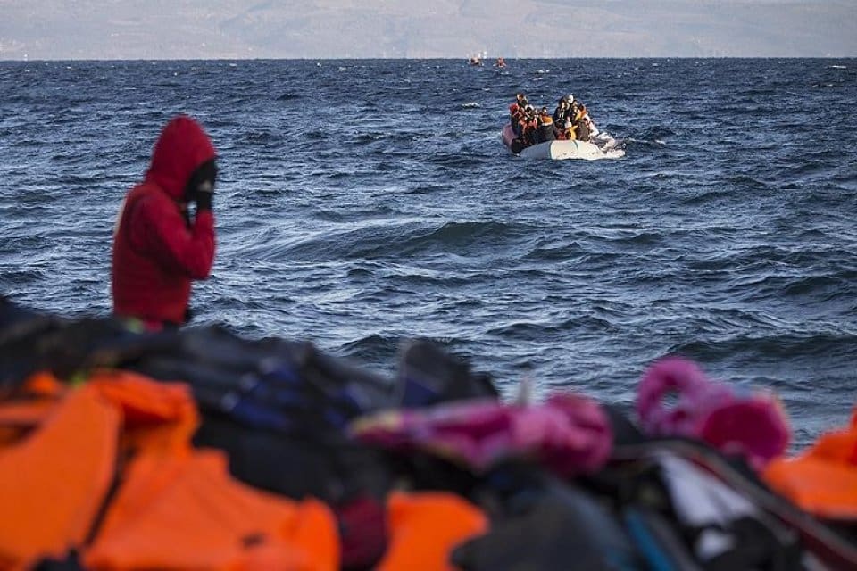 Muğla&rsquo;nın Bodrum il&ccedil;esi a&ccedil;ıklarında Yunanistan sahil g&uuml;venliğinin d&ouml;verek can salına