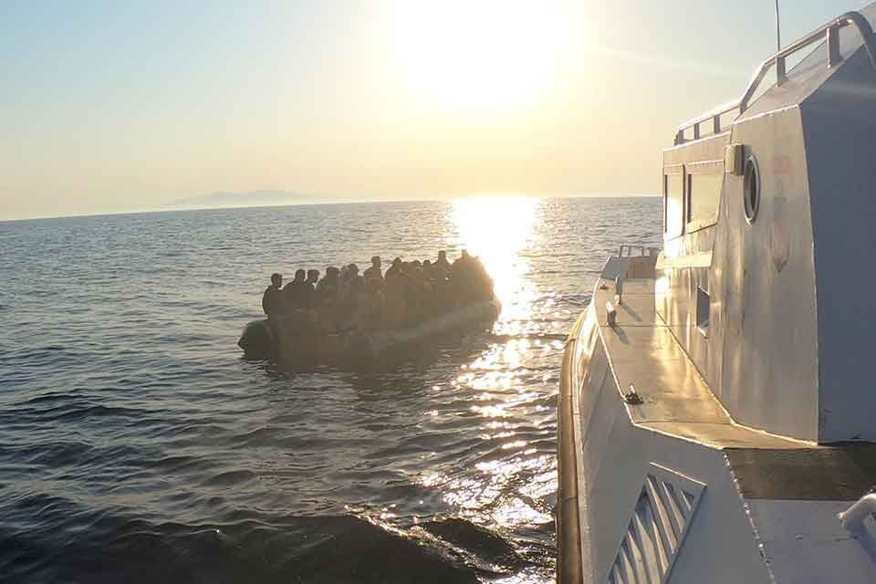 İzmir'in Fo&ccedil;a il&ccedil;esi a&ccedil;ıklarında, Yunan unsurlarınca T&uuml;rk karasularına itilen 37