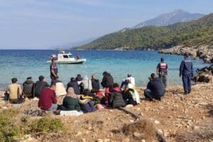 Aydın'ın Kuşadası il&ccedil;esinde Yunan unsurlarınca T&uuml;rk kara sularına geri itilen