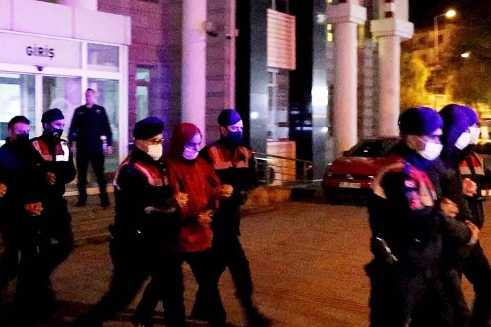 Yunan unsurlarınca geri itilip, Kuşadası a&ccedil;ıklarında yakalanan 8 FET&Ouml;'c&uuml; tutuklandı