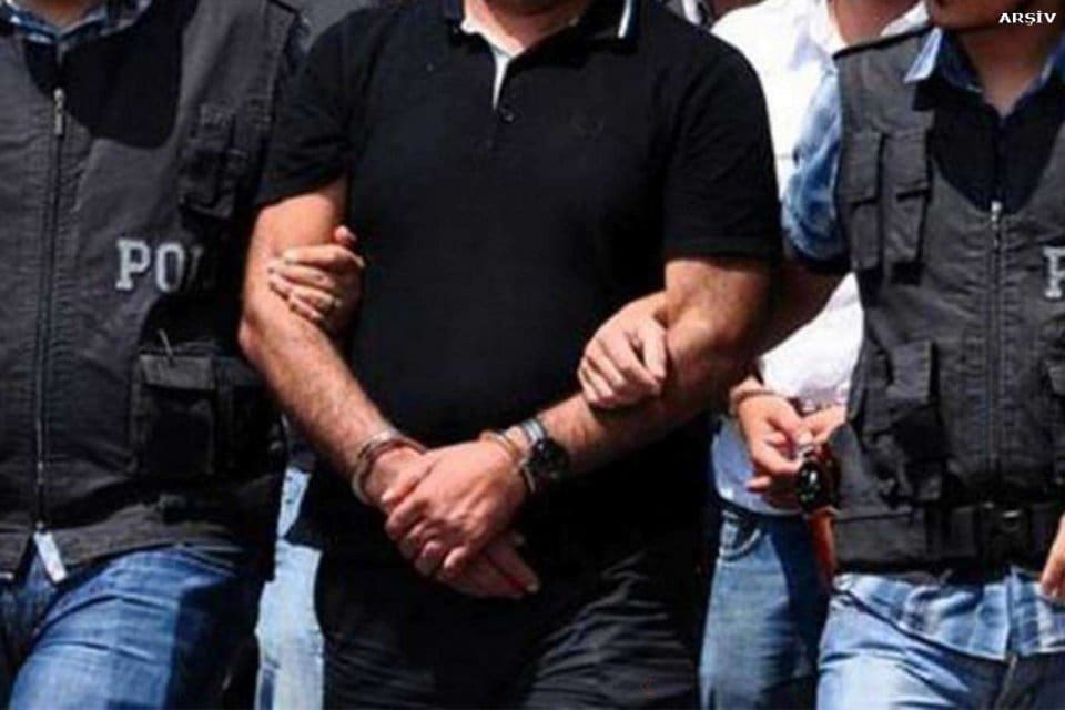 Edirne'de, polisin durdurduğu otomobilde yasa dışı yollarla&nbsp;Yunanistan'a ge&ccedil;meye &ccedil;alışırken yakalanarak,