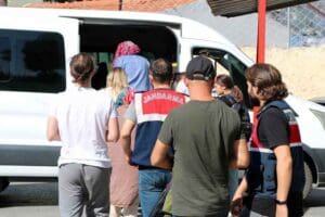 İZMİR'in Menderes il&ccedil;esinde, yasa dışı yollardan Yunan adalarına ge&ccedil;meye &ccedil;alışan