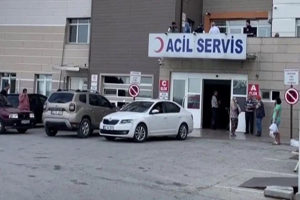 Yunanistan'a ge&ccedil;mek isteyen 8 ka&ccedil;ak g&ouml;&ccedil;menin &uuml;zerine ateş a&ccedil;ıldı. Olayda
