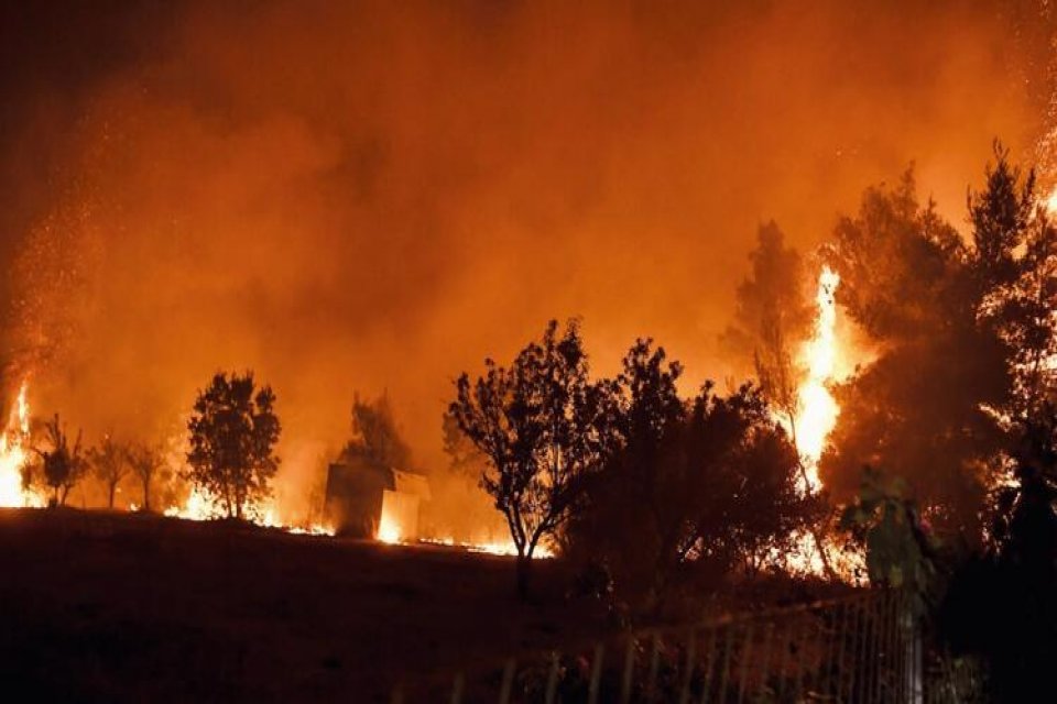 Akdeniz havzasını etkisi altına alan iklim değişikliğine bağlı dev yangınlar,