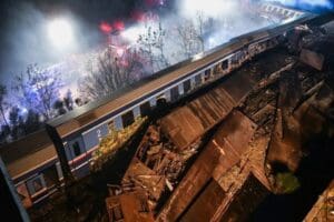 Yunanistan'da meydana gelen tren kazasında 32 kişi hayatını kaybetti, 85