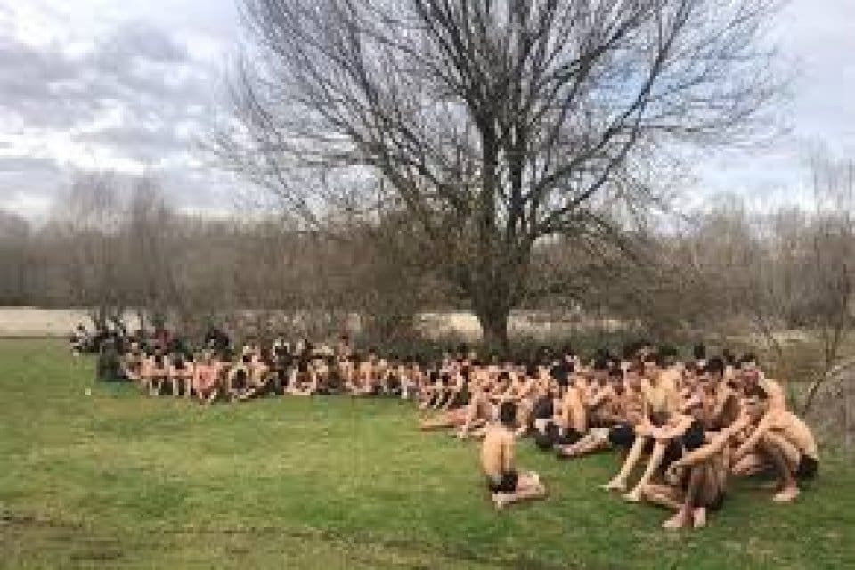 Yunanistan topraklarında yakaladığı g&ouml;&ccedil;menleri &ccedil;ırıl&ccedil;ıplak soyarak T&uuml;rkiye'ye g&ouml;nderdi. Milli Savunma
