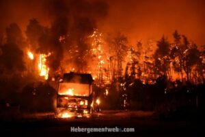 Yunanistan'ın Evia adasındaki orman yangınları b&uuml;y&uuml;meye devam ediyor. Kuvvetli r&uuml;zgarlar
