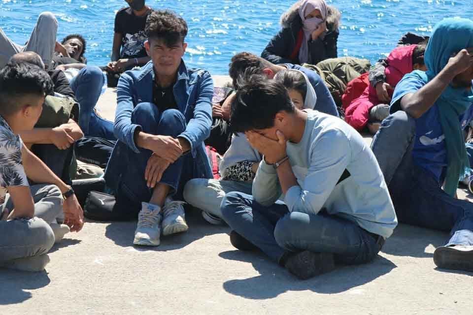 İzmir'in Fo&ccedil;a il&ccedil;esi a&ccedil;ıklarında Yunan unsurlarınca T&uuml;rk kara sularına itilen