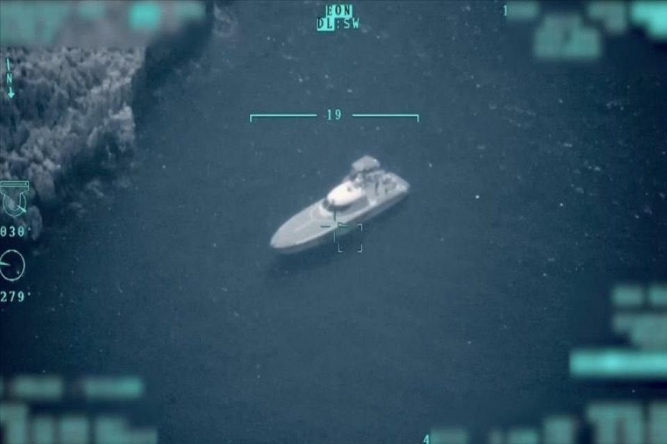 Yunanistan'a ait sahil g&uuml;venlik botunun taşıdığı d&uuml;zensiz g&ouml;&ccedil;menleri T&uuml;rkiye'ye ait