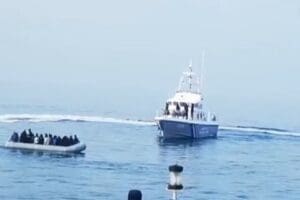 Sahil G&uuml;venlik Komutanlığı, Yunanistan'ın, d&uuml;zensiz g&ouml;&ccedil;menleri taşıyan bir botun T&uuml;rk