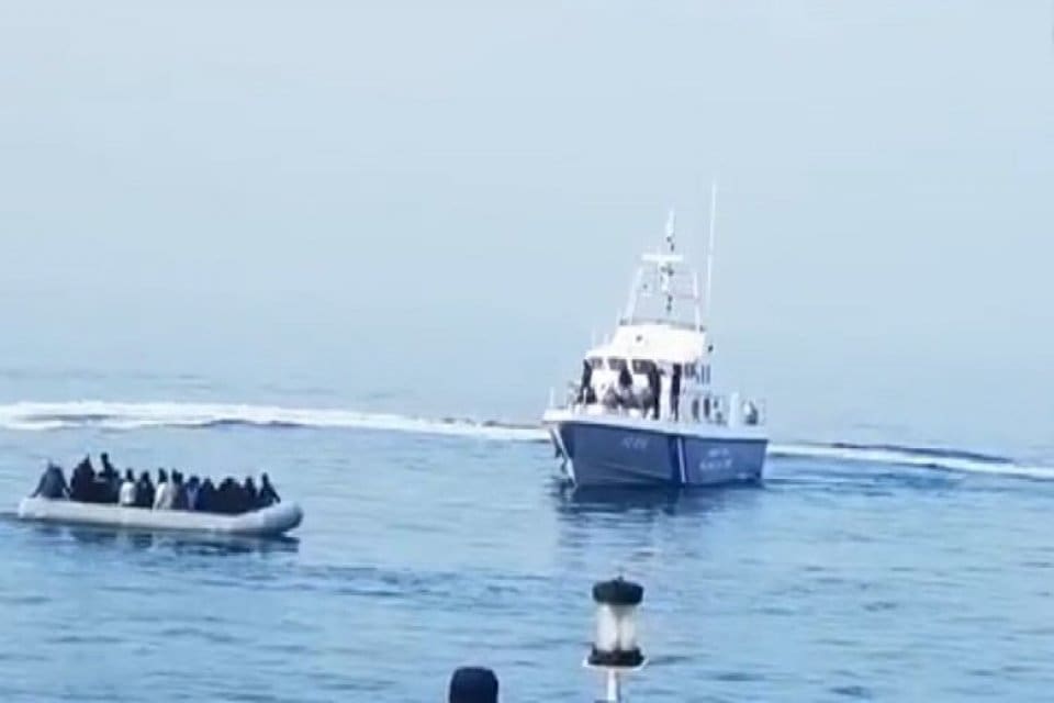 Sahil G&uuml;venlik Komutanlığı, Yunanistan'ın, d&uuml;zensiz g&ouml;&ccedil;menleri taşıyan bir botun T&uuml;rk