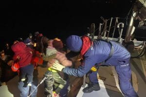 Aydın'ın Kuşadası il&ccedil;esi a&ccedil;ıklarında,&nbsp;Yunanistan unsurlarınca T&uuml;rk kara sularına geri itilen