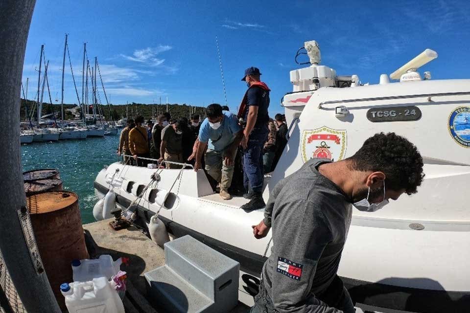 İzmir&rsquo;in Seferihisar il&ccedil;esi a&ccedil;ıklarında, 114 ka&ccedil;ak g&ouml;&ccedil;men yakalanırken, Yunanistan unsurlarınca