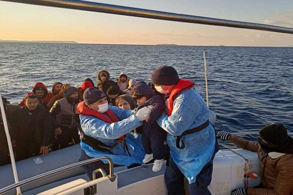 İzmir'in &Ccedil;eşme il&ccedil;esi a&ccedil;ıklarında, denizde mahsur kalan 66 g&ouml;&ccedil;men Sahil