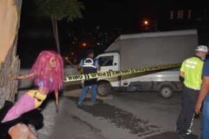 İzmir'in Çiğli ilçesinde, freni boşalan kamyonet sokakta oynayan çocukların arasına