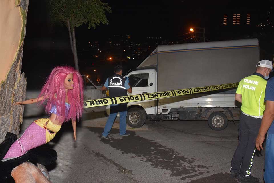 İzmir'in Çiğli ilçesinde, freni boşalan kamyonet sokakta oynayan çocukların arasına