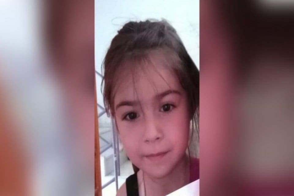 Aydın'ın &Ccedil;ine il&ccedil;esinde oyun oynamak i&ccedil;in kaldırdığı baza kapağının altında