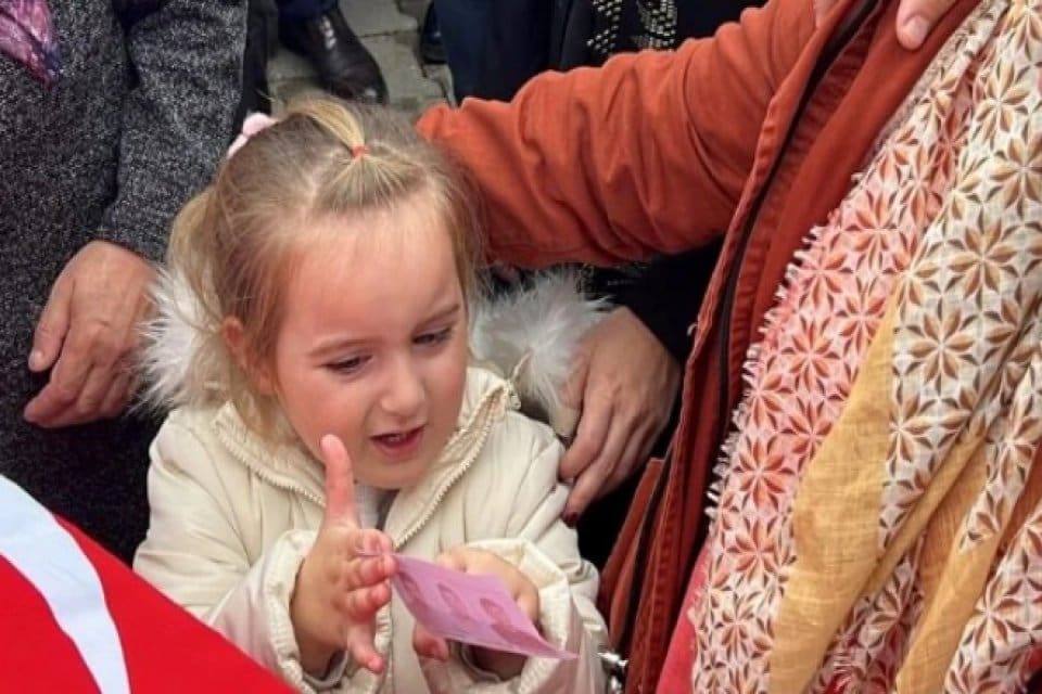 Bartın'daki maden faciasında hayatını kaybeden iş&ccedil;iler son yolculuklarına uğurlanıyor. T&uuml;rkiye