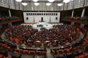 CHP'li milletvekilleri, yurt &ccedil;ıkmayan &ouml;ğrencilere asgari &uuml;cretin yarısı kadar burs