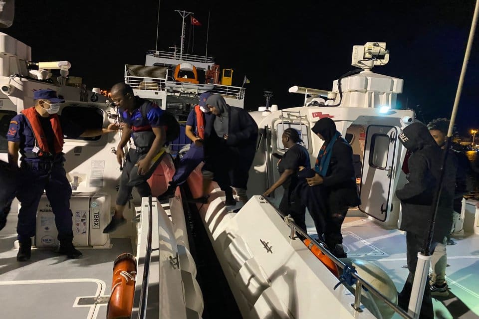 İZMİR'in Dikili ve Karaburun il&ccedil;esinde, yasa dışı yollarla yurt dışına