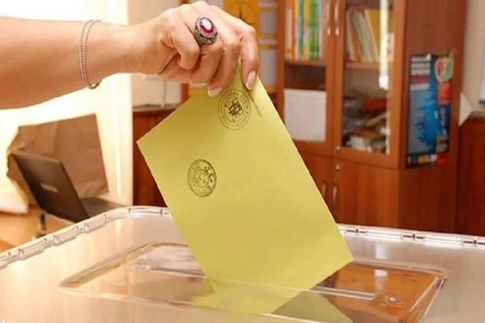 Y&uuml;ksek&nbsp;Se&ccedil;im&nbsp;Kurulundan (YSK) edinilen bilgiye g&ouml;re, g&uuml;mr&uuml;k kapılarında ve yurt dışı