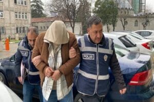Samsun'a deprem b&ouml;lgesinden gelip yerleşen ailenin evine gidip kendisini y&uuml;zbaşı