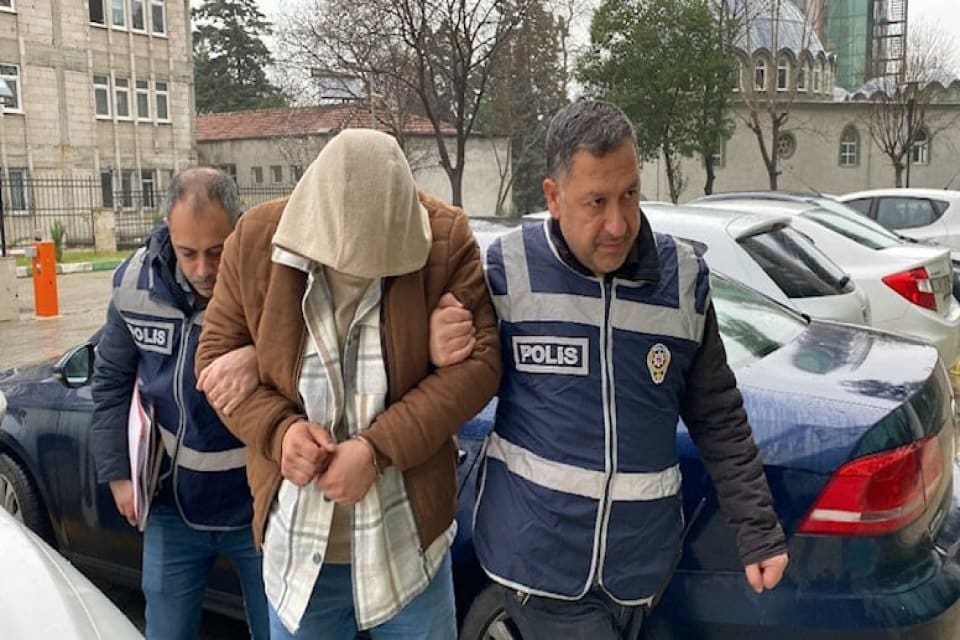 Samsun'a deprem b&ouml;lgesinden gelip yerleşen ailenin evine gidip kendisini y&uuml;zbaşı