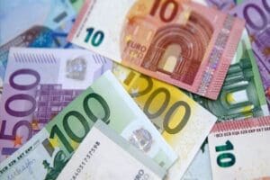 Euro/TL, yeni haftaya y&uuml;zde 0,86'lık hızlı bir y&uuml;kselişle başlarken dolar