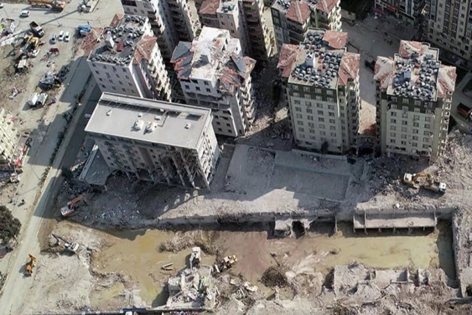 Hatay'ın Antakya il&ccedil;esinde y&uuml;zlerce kişinin hayatını kaybettiği, 250 daireden oluşan
