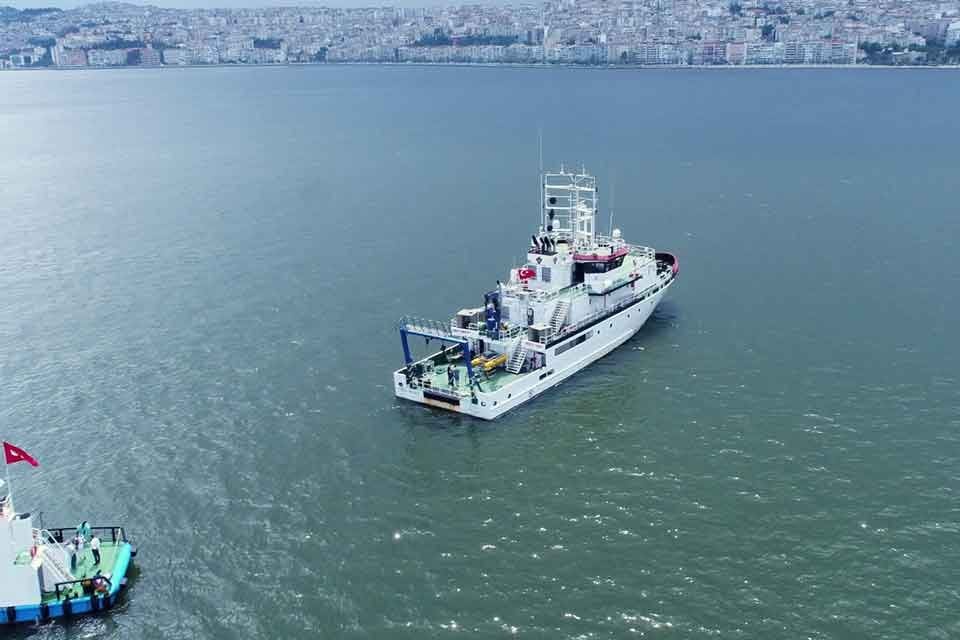 İzmir K&ouml;rfezi&rsquo;ni yeniden y&uuml;z&uuml;lebilir hale getirme hedefi doğrultusunda &ccedil;alışmalarını s&uuml;rd&uuml;ren