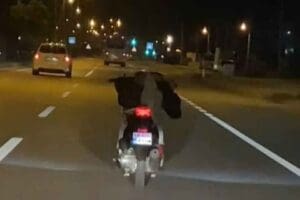 Muğla'da, motosikletini&nbsp;kasksız ve y&uuml;z&uuml;st&uuml; yatarak kullanan ve sosyal medyada bu