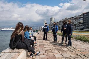 İzmir Büyükşehir Belediyesi Zabıta Dairesi Başkanlığı ekipleri kentin sahil bölgeleri,