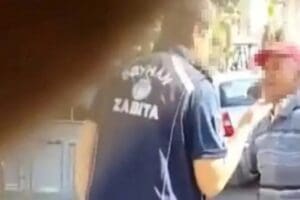 Adana'da bir zabıta memuru tartıştığı seyyar satıcıyı d&ouml;vd&uuml;. Tepki &ccedil;eken