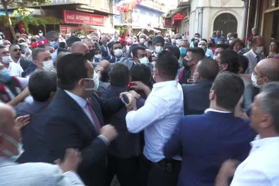 İzmir'in d&uuml;şman işgalinden kurtuluşunun 99'uncu yıld&ouml;n&uuml;m&uuml; nedeniyle d&uuml;zenlenen Zafer Y&uuml;r&uuml;y&uuml;ş&uuml;'nde,