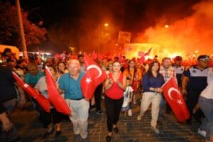 &nbsp; Mustafa Kemal Atat&uuml;rk ve silah arkadaşları etrafında kenetlenen T&uuml;rk