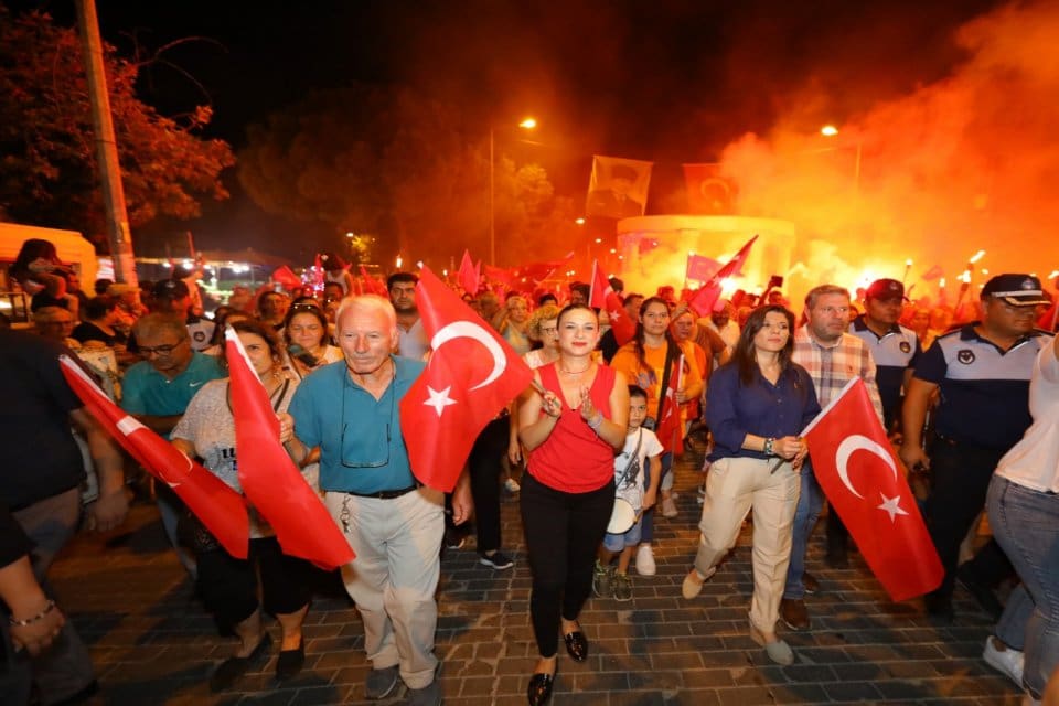 &nbsp; Mustafa Kemal Atat&uuml;rk ve silah arkadaşları etrafında kenetlenen T&uuml;rk