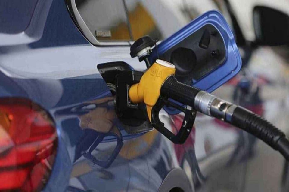 Petrol ve d&ouml;viz kurunda yaşanan dalgalanmanın ardından akaryakıt fiyatlarına indirim
