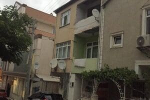 Kocaeli'nin Darıca il&ccedil;esinde ev sahibiyle kiracısı arasında &ccedil;ıkan tartışma kanlı