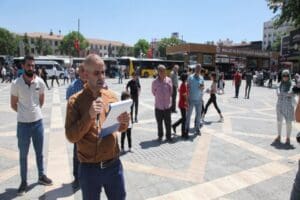 Malatya&rsquo;da, İbrahim &Ccedil;oban isimli bir vatandaş zamları tek başına protesto