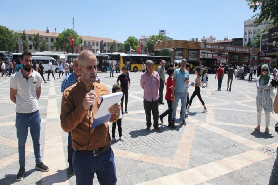 Malatya&rsquo;da, İbrahim &Ccedil;oban isimli bir vatandaş zamları tek başına protesto