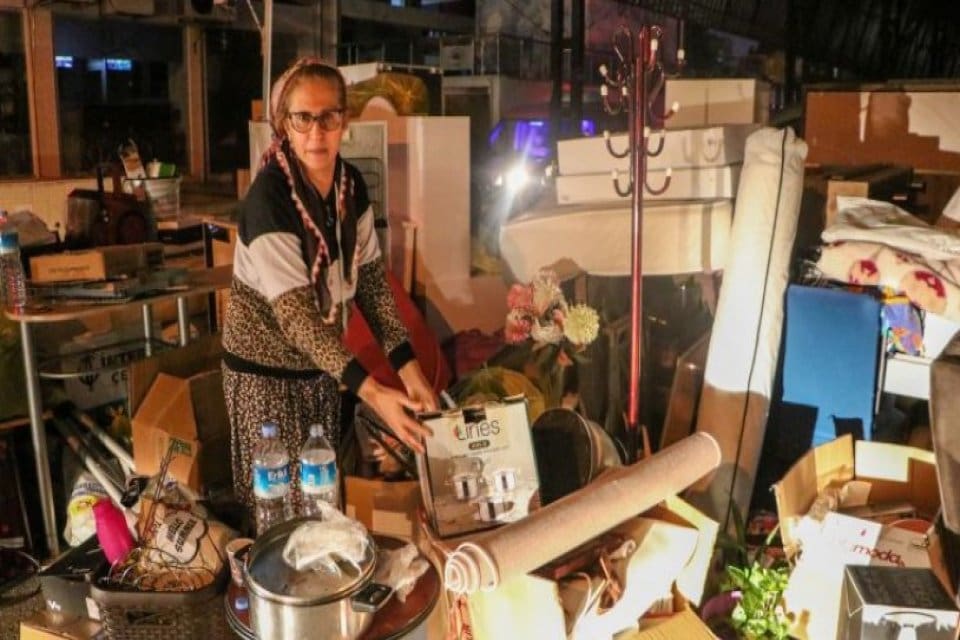 Antalya&rsquo;da 2 kızıyla birlikte yaşadığı evinde kira artışında ev sahibiyle