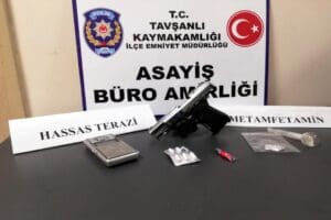 K&uuml;tahya&rsquo;nın Tavşanlı il&ccedil;esinde, polisin bir eve d&uuml;zenlediği operasyonda bebek arabasına