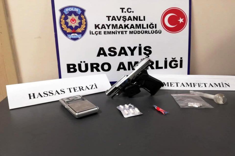 K&uuml;tahya&rsquo;nın Tavşanlı il&ccedil;esinde, polisin bir eve d&uuml;zenlediği operasyonda bebek arabasına