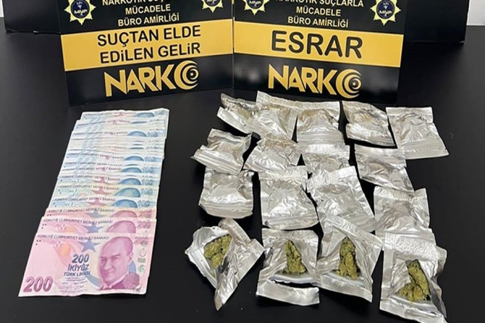Muğla'da uyuşturucu operasyonunda g&ouml;zaltına alınan 2 ş&uuml;pheli tutuklandı. İl Emniyet