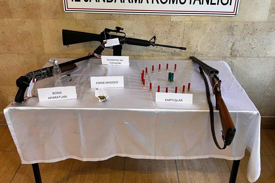Aydın'ın Germencik il&ccedil;esinde jandarmanın d&uuml;zenlediği uyuşturucu operasyonunda 4 kişi g&ouml;zaltına
