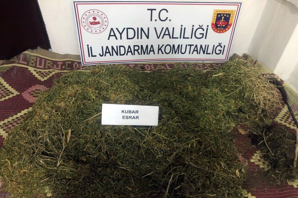 Aydın&rsquo;da, jandarma ekiplerinin operasyonunda, evin bah&ccedil;esinde toprağa g&ouml;m&uuml;l&uuml; 15 kilo